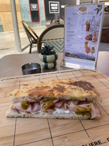 Une focaccia sandwich COSI servie sur sa planche
