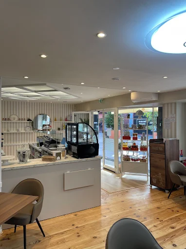 La salle de COSI avec parquet clair et vitrine de produits italiens