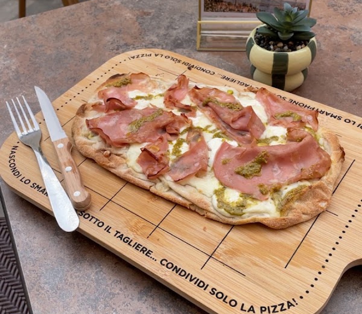 Pinsa romana COSI garnie de jambon et fromage fondant