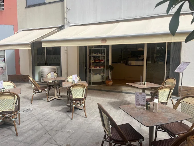 La terrasse de COSI et ses stores crème, rue de Borda à Dax